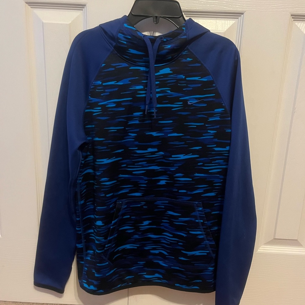 Nike Men’s S hooded sweatshirt.